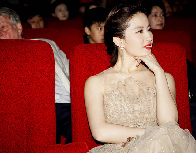 刘亦菲穿裸色礼服走红毯