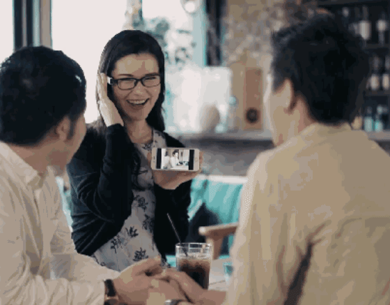 美女对我抛媚眼?不,她只是在拍照