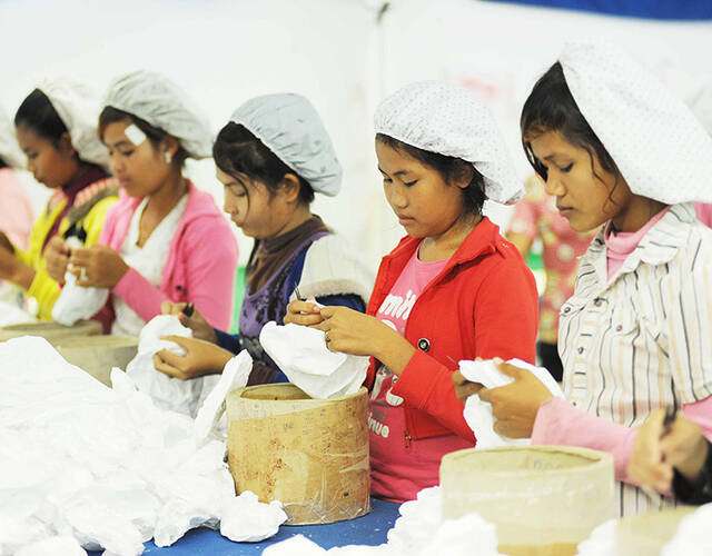 在纺织厂里上班的女性工人.