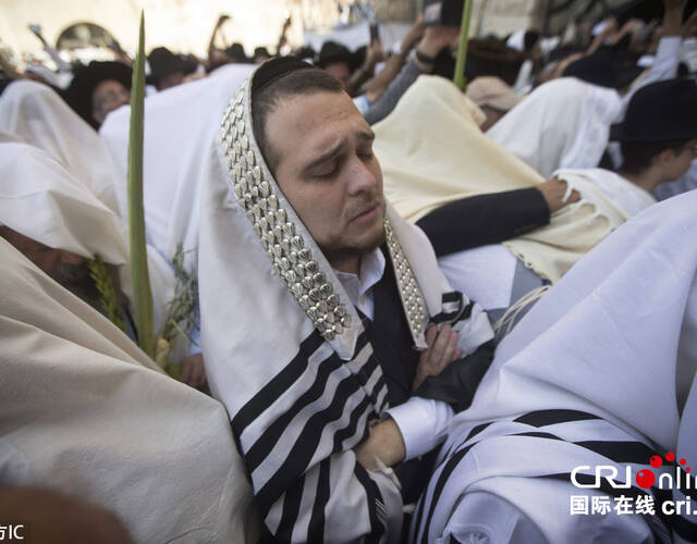 以色列住棚节 犹太人齐聚哭墙下祈祷