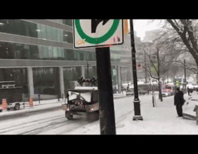 道路结冰 救援的警车也控制不住撞上了