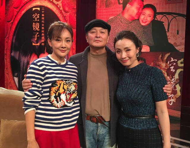 许亚军左拥小陶虹右抱牛莉,不禁让人回想起剧中两姐妹和其剪不断