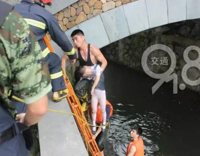 目击者杨女士表示,当时看到小女孩有点浮在水面上,没有反应.