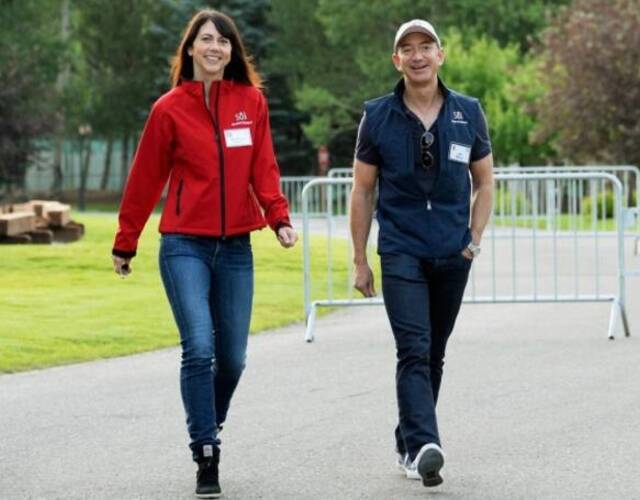 亚马逊创办人杰夫贝佐斯与老婆麦肯锡