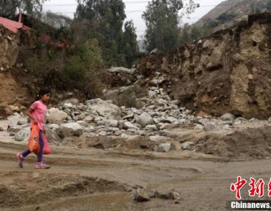 当地时间1月16日，秘鲁乔西卡，近期大雨引发当地发生山洪与泥石流。截至目前，未收到人员伤亡情况的报告，清理工作持续进行中。