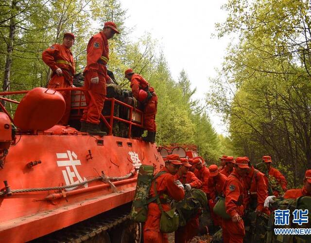 5月20日,武警呼伦贝尔森林支队装甲车在运送人员装备.