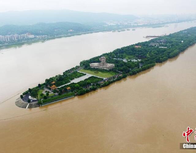 降雨致湘江水位暴涨 长沙橘子洲观光台被淹