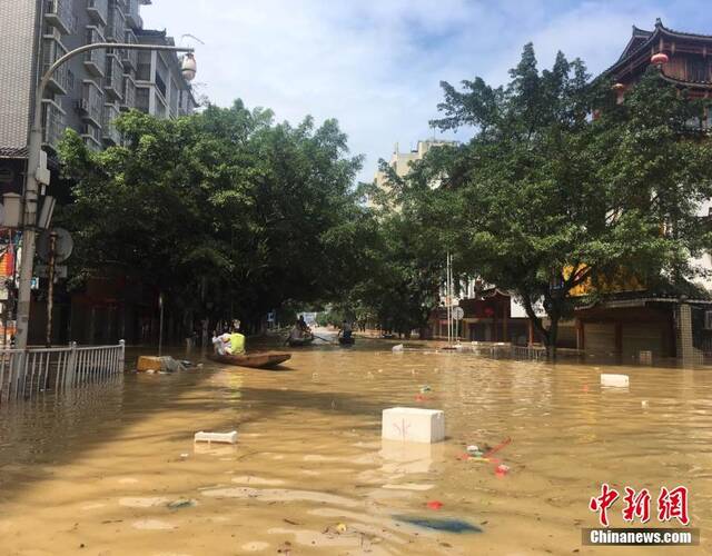 7月2日,广西柳州市融水苗族自治县县城遭遇洪水袭击,人们用小木船在被