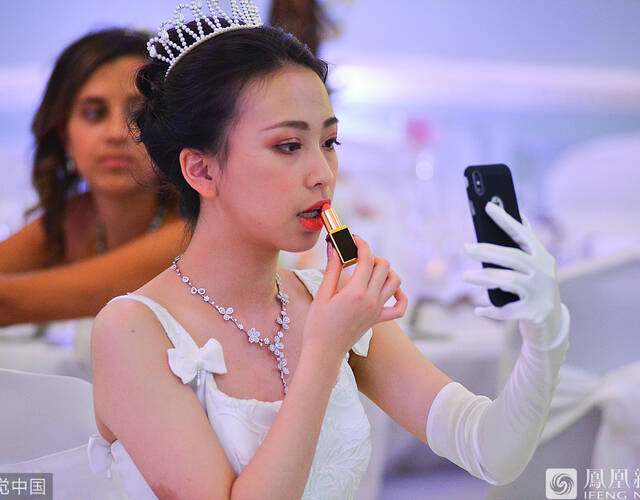 夏洛特女王舞会被称为伦敦社交季顶级舞会，参加舞会的客人都是经过精心挑选的：仅有名门贵族17到20岁的年轻女孩才有资格参加。