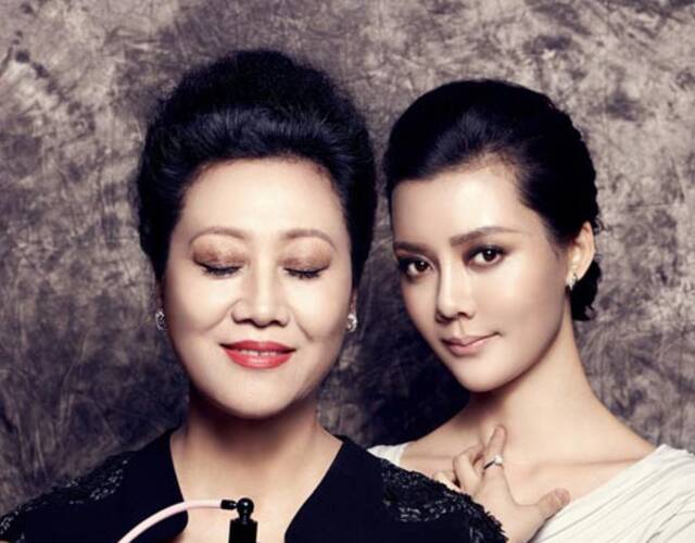 早前,车晓携母亲王丽云拍摄了一组温馨写真大片,镜头下的母女二人