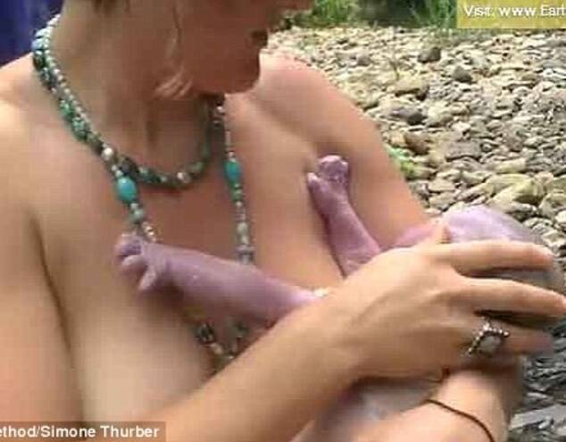 Simone抱着刚出生的婴儿。