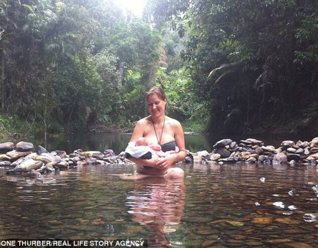 分娩之后，Simone把刚出生的孩子抱到胸前。