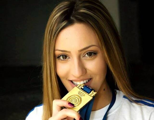 希腊美女遗憾失金 却因赛场抖胸动作走红 附图片