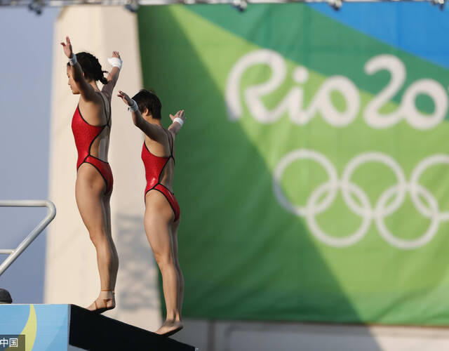 里约奥运跳水女子双人10米台,陈若琳与刘蕙瑕夺得冠军.