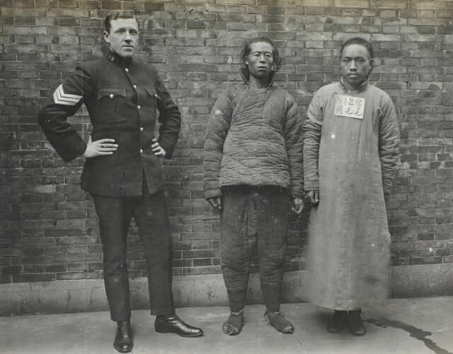 图为1900年代,上海公共租界巡捕房警长将两嫌疑犯拷在一起.