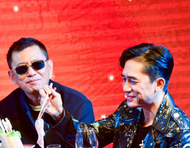 众男神围坐吃火锅梁朝伟斯文陈奕迅吃嗨了!