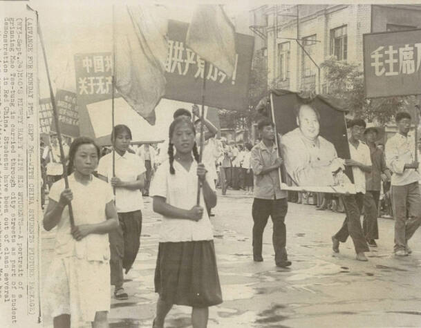 1966年,文革期间的中学生游行.