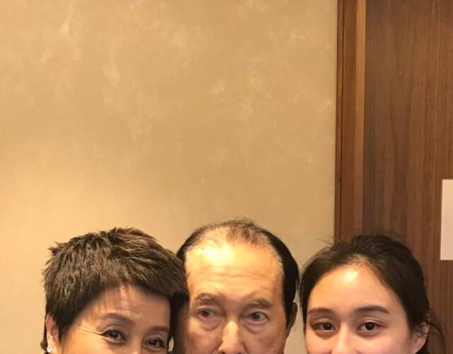 赌王四房儿子何猷君在微博晒了他送给母亲梁安琪及胞妹何超欣鲜花的