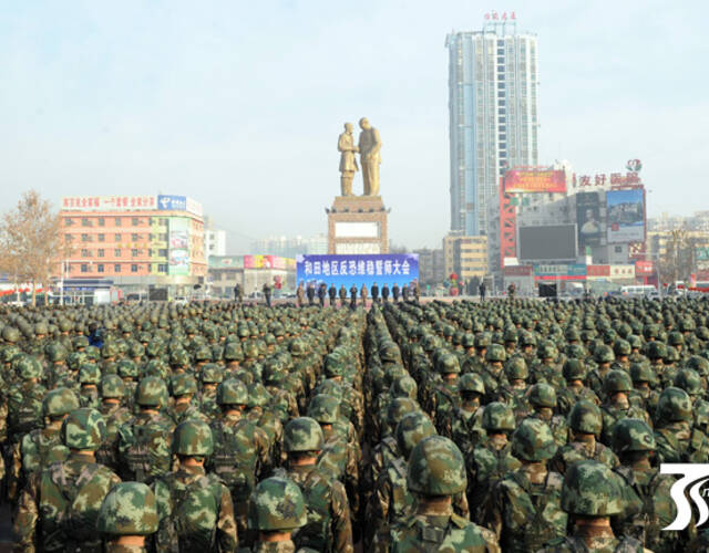 区在和田市举行"扬威震慑 武装拉动"反恐维稳誓师大会,驻疆武警部队