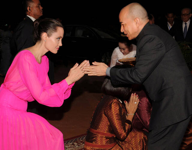 朱莉获柬埔寨国王接见 穿露背长裙半蹲行大礼