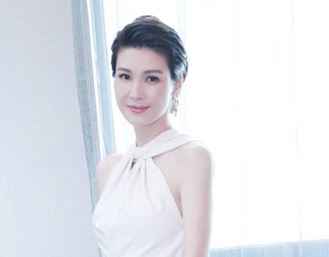 "亮剑女神"童蕾短发造型亮相 身材消瘦靓丽依旧
