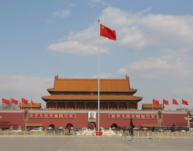 感觉内场也不是那么好混,还是出来吹吹风,看看天安门广场,红旗迎风