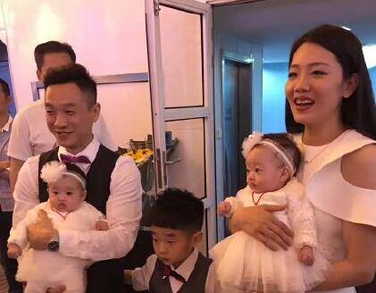 奥运冠军杨威和妻子杨云以及三个孩子.