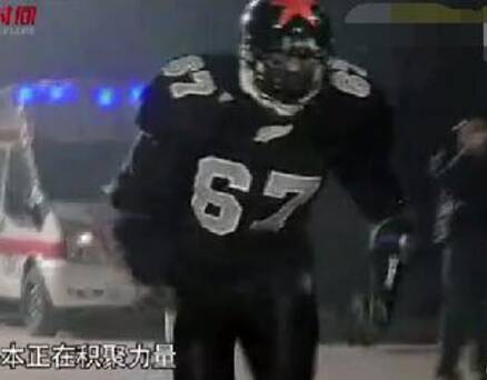 当鲁本自信满满的撞击面前的玻璃时,尴尬的一幕出现了.