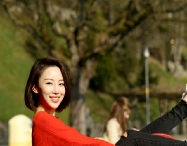 潘晓婷紧身裤秀长腿 短发甜美似少女