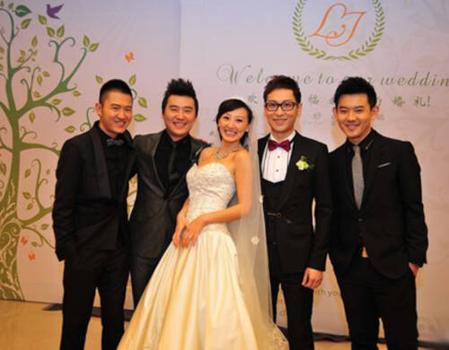李好与郭晓敏同为《一站到底》节目主持人,两人于2011年举行婚礼.