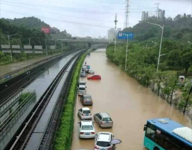 图为深圳龙岗金银坑路段严重积水.