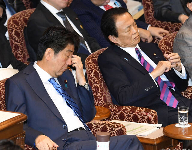 日本东京,日本首相安倍晋三出席国会上议院预算委员会的会议