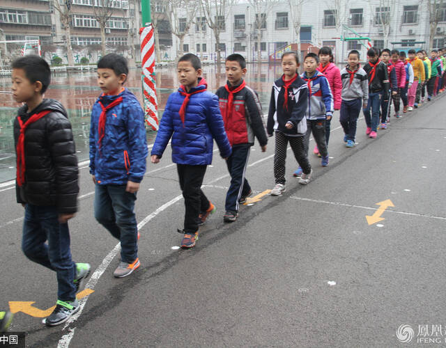 孩子们排队走路.