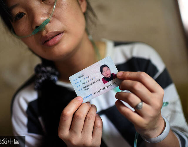 妻子黄玉连今年35岁，外表看不出这个女人是位严重的尘肺病患者，但为了这个家，她硬撑着在外打工。胡汉清心里很难受，妻子16岁就和我在一起，从未过上一天好日子，觉得很对不起她和两个娃。胡汉清的大儿子今年16岁，去年辍学和母亲一起在外打工。老板很“人性”，不许童工加班，所以每月只有2000多块钱收入。15岁的女儿在当地上技校，放学回来就给病重的父亲洗衣、做饭。胡汉清说两个娃很想念书，但家里供不起。