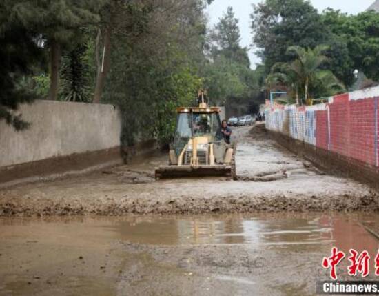 当地时间1月16日，秘鲁乔西卡，近期大雨引发当地发生山洪与泥石流。截至目前，未收到人员伤亡情况的报告，清理工作持续进行中。