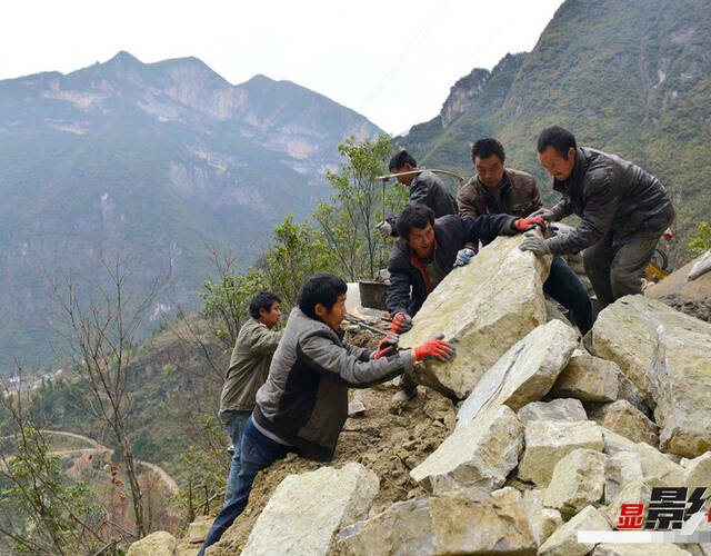 用巫山县竹贤乡下庄村村民毛相林的话说"这路都是一点一点凿出来的.