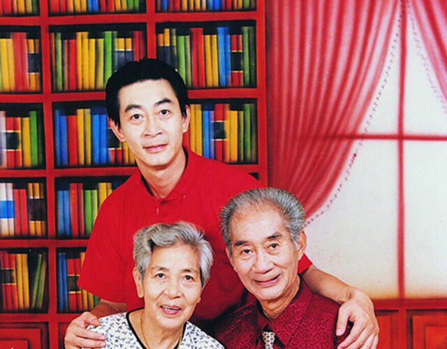 六小龄童晒出与父母合影.