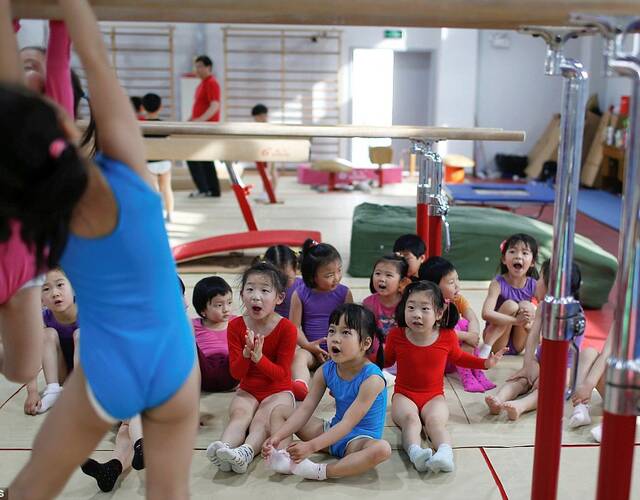 上海杨浦青少年业余体校的体操课上,女孩们正在训练倒立.