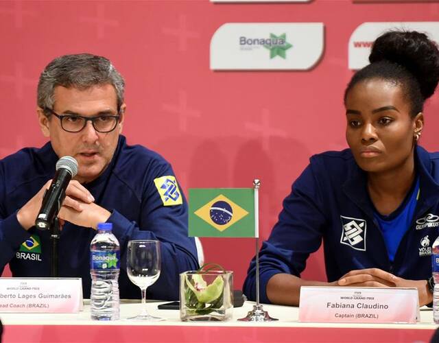 巴西女排主教练吉马良斯(左)与巴西女排队长法比安娜出席发布会.