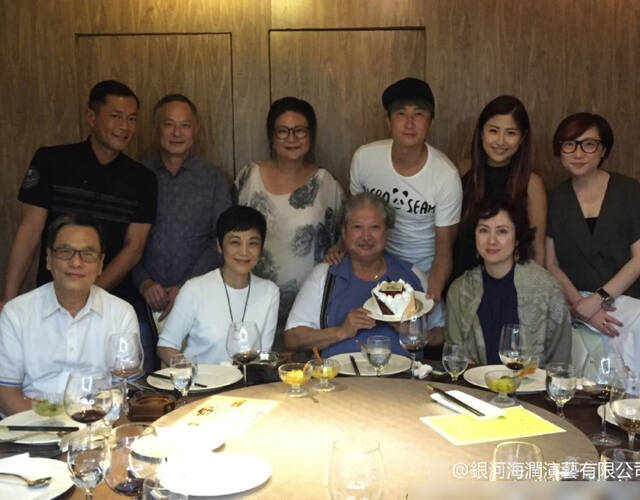 老婆周家蔚同爸爸洪金宝自然有份出席,连艺人古天乐,女星张艾嘉同导演