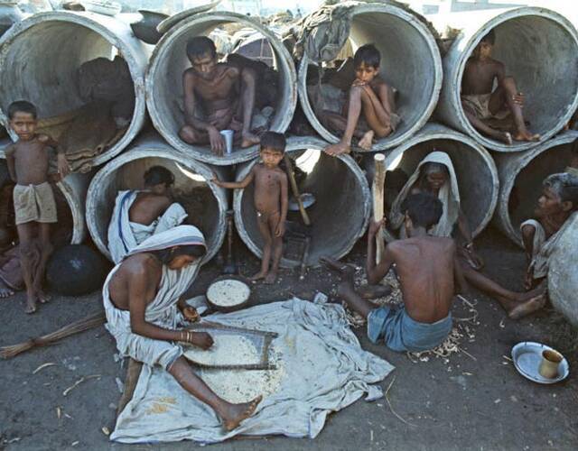 1971年,在印度的孟加拉难民在水泥管道里生存.