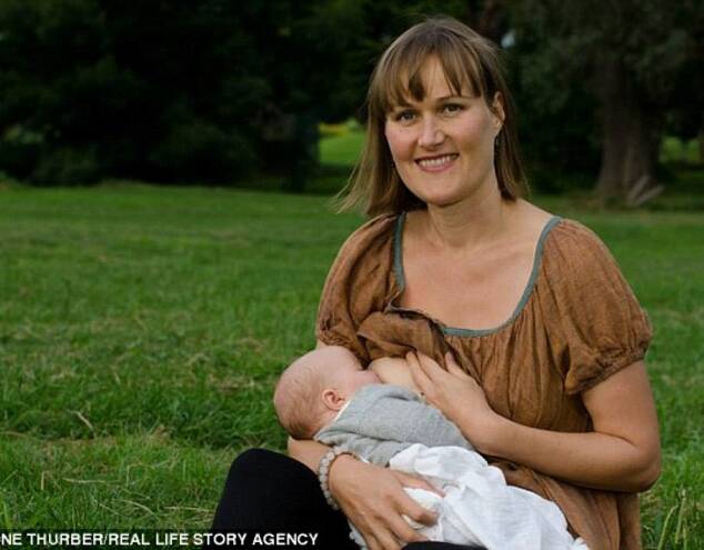 Simone和两个月大的女儿Perouze。