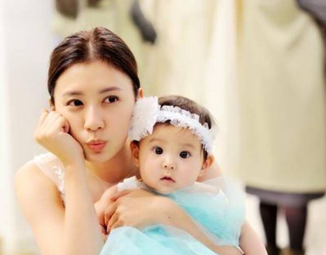 “时尚辣妈”贾静雯带咘咘试亲子婚纱(7)_明星看点_金陵热线