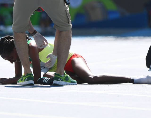 比赛过程中发生肢体接触,导致埃塞俄比亚选手受伤掉鞋.