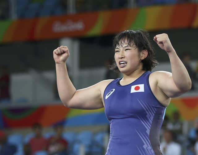 日本女摔跤手竟将男教练扛上肩膀