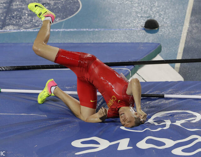 里约奥运会男子撑杆跳高决赛,薛长锐头部着地.