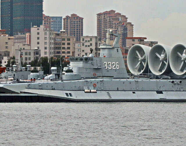 与野牛一起亮相的,还有国产的通用气垫登陆艇(lcac).