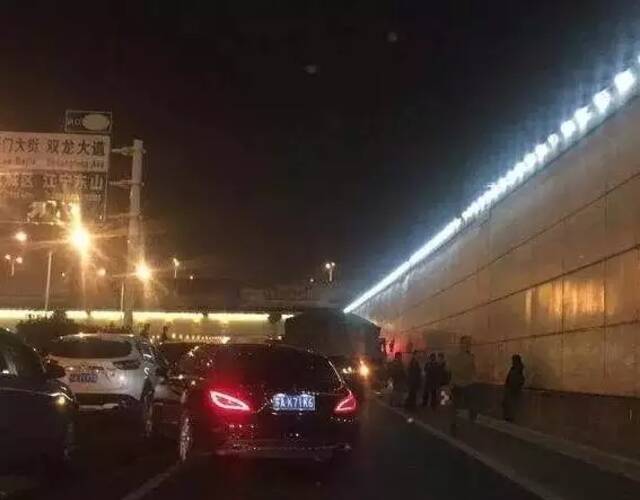 南京绕城公路玉兰路隧道发生4车追尾事故,现场惨烈.