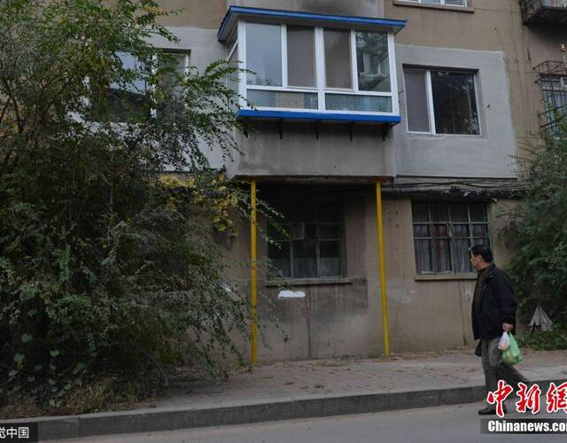 沈阳现最坚强阳台 两根钢柱支撑引吐槽