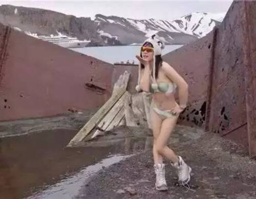 很多徒步的女性极地旅行者在这里都会尝试悄悄穿上了比基尼，在抵达近千米南极雪山顶的那一刻，她们瞬间将外衣脱掉，傲立南极雪山头。此时已经没人再关心企鹅了。